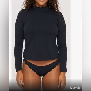 Swimis top Marysia Resort Sz M Long Sleeve Scalloped Edge Neck Snug Rashguard